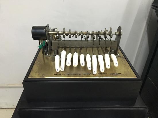 　　艺术家：杨威，作品名称：2013……（肠子的运动原理），作品材料：金属 机械，作品尺寸：尺寸60里面 50厘米，创作时间：2013