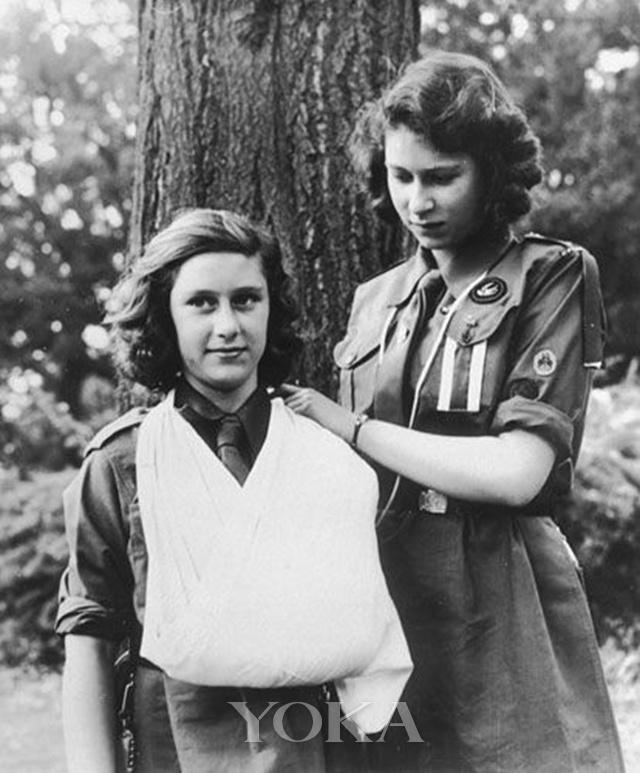 1943年8月，未成为英国女王的伊丽莎白二世展示绑绷带的技术，照片里的她佩戴皮质表带纤细女表。
