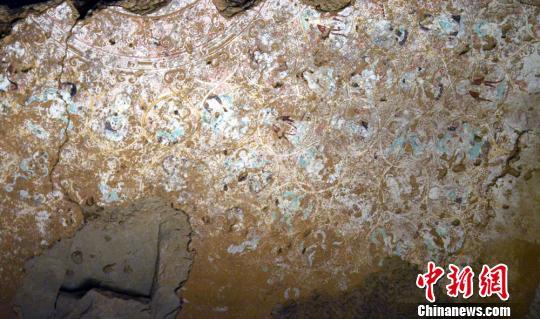 图为七个星佛寺遗址中洞窟里的残存壁画。　孙亭文 摄