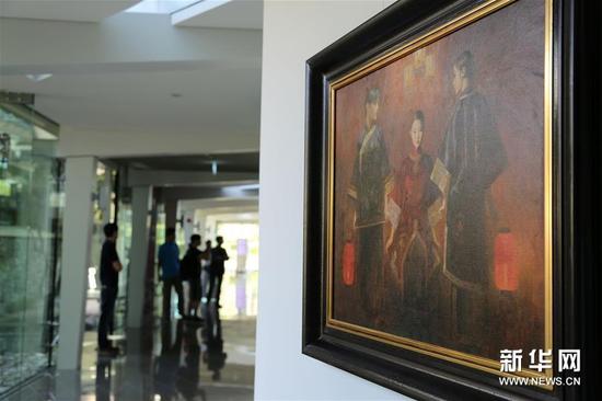 5月2日在迪拜拍摄的中国画家赵闻隆个人画展现场