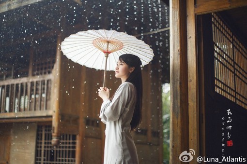 古典中国风的唯美典雅女生雨天摄影图片
