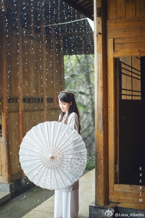 古典中国风的唯美典雅女生雨天摄影图片