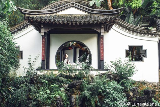 古典中国风的唯美典雅女生雨天摄影图片