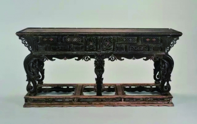 山西漆木家具具有雕琢浓华、沉稳凝重等鲜明特色，图为双面三弯腿供桌。