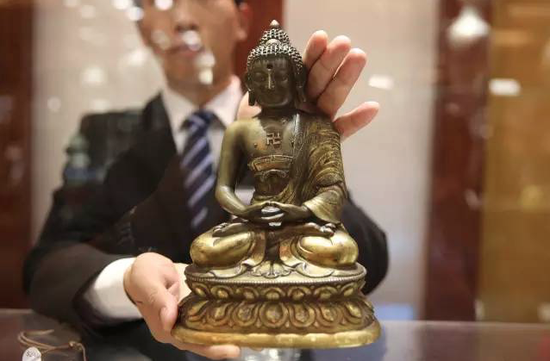 刘旸介绍，当下市场，佛像收藏比较热门，此次拍卖推出的“清乾隆铜鎏金无量寿佛像”尤其突出