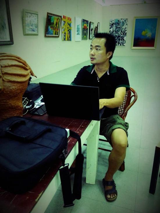 　　海南省当代书画艺术协会副主席周乃林，作为本次展览的负责人，带领工作团队在展览开幕前的紧张工作。