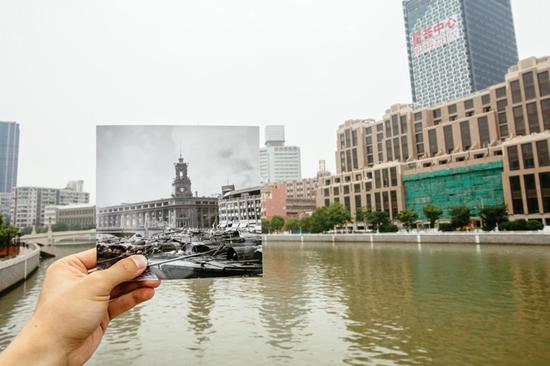 上海邮政总局的历史照片与现实的拼接，现为上海邮政博物馆（5月24日摄）。