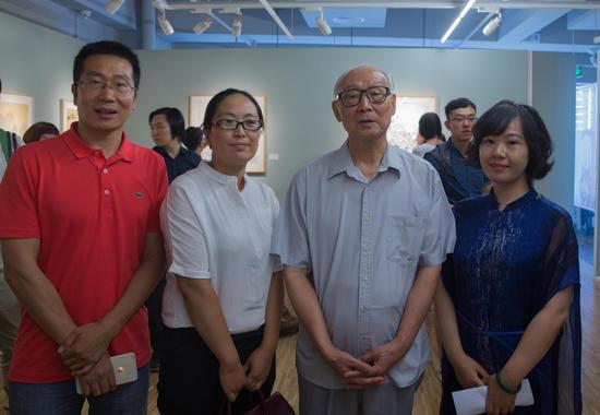 邵大箴先生、策展人傅怡静与嘉宾合影