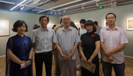 展览团队傅怡静、董慧萍、张涛与中央美术学院院长范迪安教授、邵大箴先生合影
