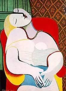 《梦》，1932　　Dora Maar 是毕加索最重要的情人，南斯拉夫女摄影师、画家，与毕加索相恋了八年。在这张摄于1936年的照片上，多拉·玛尔用手指抚摸着自己的脸庞，就像毕加索1937年为她画的那幅《坐着的多拉·玛尔》。
