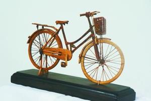 用越南黄花梨雕刻的红木自行车。 记者 朱凯摄