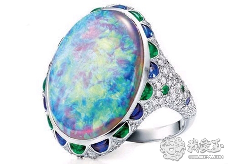 Tiffany & Co。 铂金镶祖母绿、钻石、蓝宝石及11.95 克拉椭圆形贵黑欧泊戒指