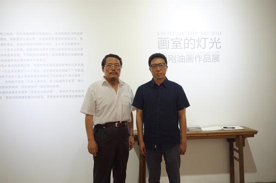 艺术家程刚（左）与久画廊艺术总监靳军（右）