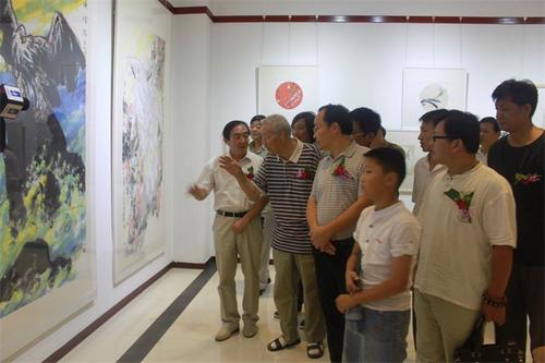 nEO_IMG_齐辛民导师陪同嘉宾观展.jpg