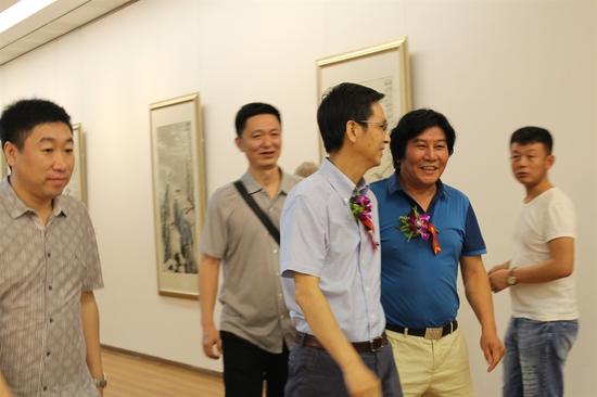 参观画展 (2)