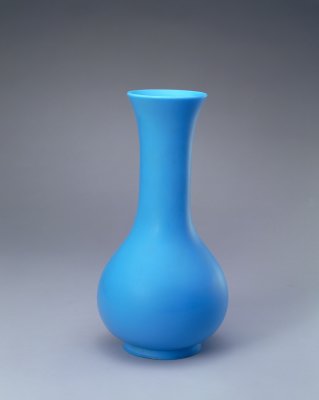 清乾隆·孔雀蓝色玻璃长颈瓶

　　北京故宫博物院藏