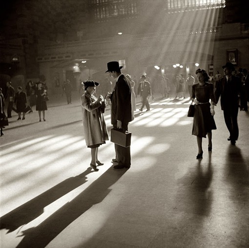 百年前的纽约中央车站的黑白色调摄影