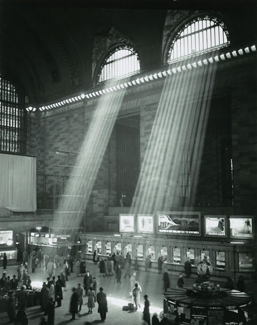 百年前的纽约中央车站的黑白色调摄影