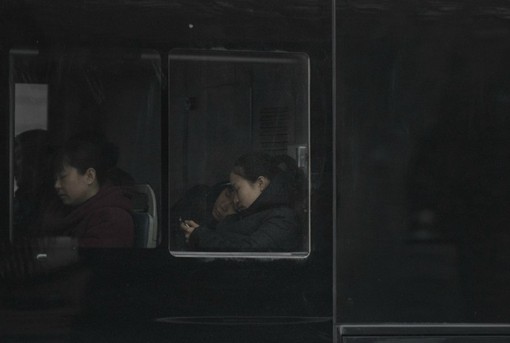 黑白色调的城市公交车人物写意摄影
