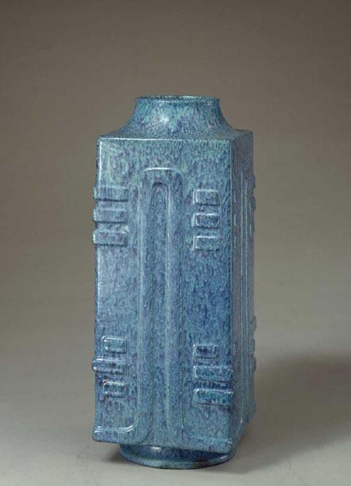 炉钧釉琮式瓶，清乾隆，高37.3cm，口径8.6cm，足径12.1cm