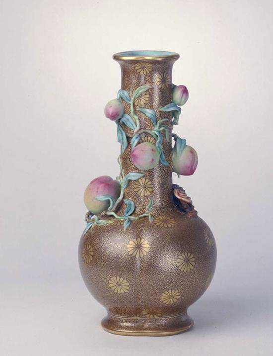 酱地描金凸雕灵桃瓶，清乾隆，高21.3cm，口径5.2cm，足径7.2cm