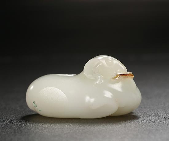 Lot1260 樊军民 和田玉籽料吉祥如意把件

　　7.2×4.4×3.8cm 158g