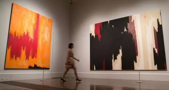 展览“抽象表现主义”展出罕见的斯蒂尔画作，图片来源：Daniel Leal-Olivas / AFP / Getty
