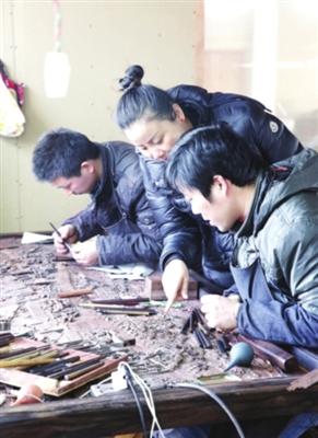 苏州能工巧匠雕刻红木雕版《姑苏繁华图》