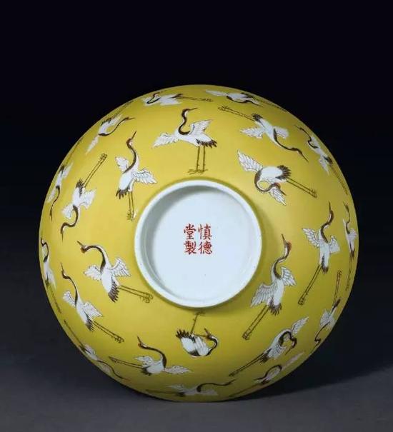 Lot 818清道光 黄地粉彩瑞鹤图碗

　　17.4cm。 Diam。