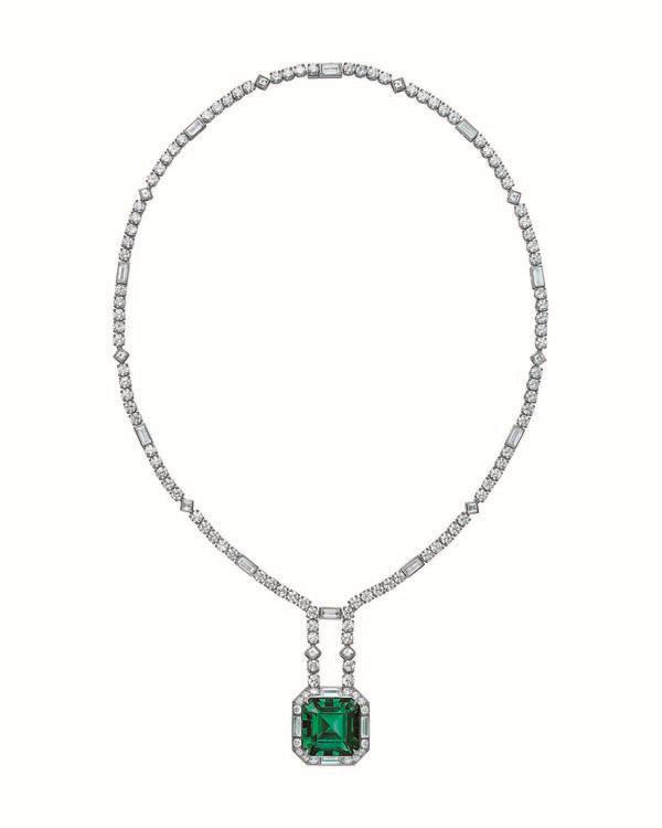 铂金镶嵌18.76克拉祖母绿形切割祖母绿和钻石吊坠，来自2016 Tiffany Masterpieces传世之作高级珠宝棱镜系列