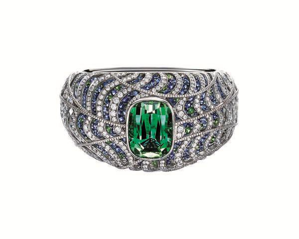 铂金镶嵌绿色碧玺、沙弗莱石、蓝宝石和钻石手镯，来自蒂芙尼2016 Masterpieces高级珠宝棱镜系列