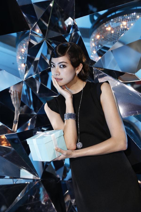 日本名模森星（Hikari Mori）佩戴铂金镶嵌圆形蓝宝石和钻石吊坠