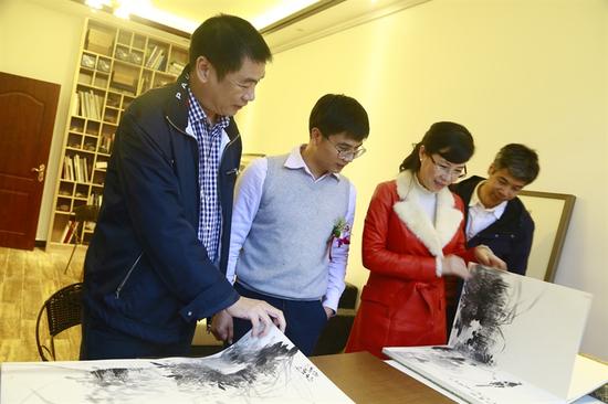 北京大学博士后、箬溪精舍主人、参展画家周建朋向嘉宾讲解