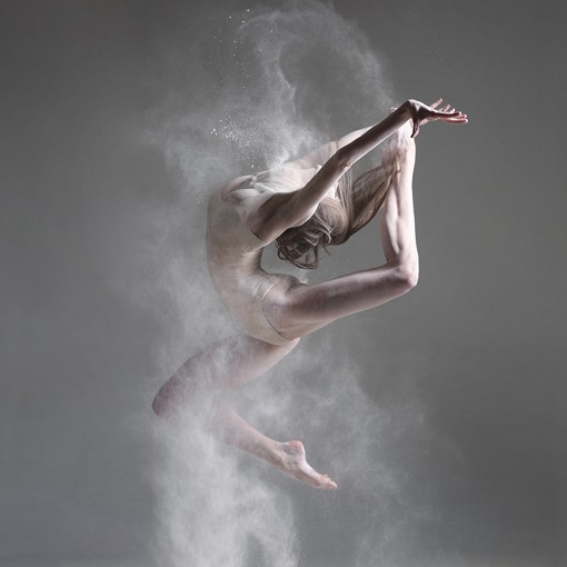舞蹈的女性人体摄影图片