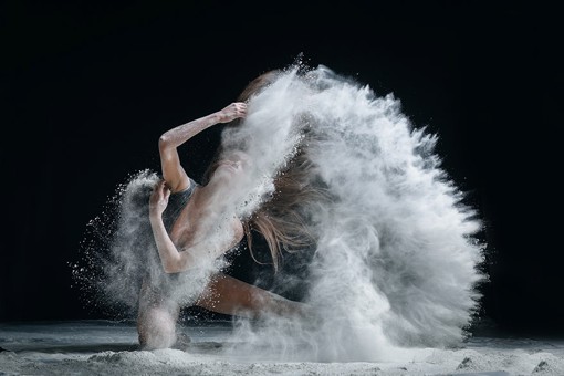 舞蹈的女性人体摄影图片
