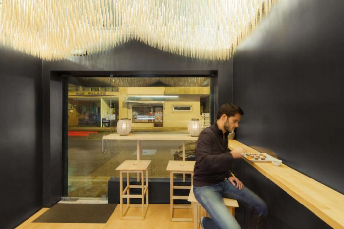 basho-sushi-bar-in-portugal-features-flying-chopsticks-on-ceiling-4-800x534