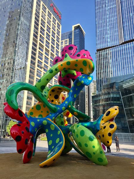  草间弥生室外雕塑作品“盛开在广州的花”（图片版权：Yayoi Kusama & OTA Fine Atrs