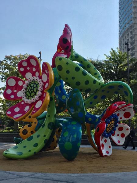  草间弥生室外雕塑作品“盛开在广州的花”（图片版权：Yayoi Kusama & OTA Fine Atrs