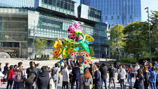  “盛开在广州的花”落成揭幕现场（图片版权：Yayoi Kusama & OTA Fine Atrs