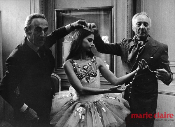 　　George Balanchine（右）与他的缪思，身着Jewels 舞衣的Szanne Farrell，左为Pierre Arpels，1976