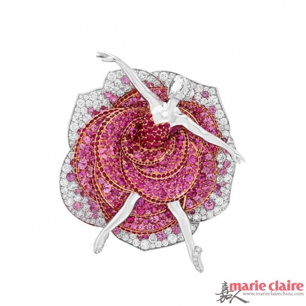 　　全新Ballet Précieux 系列。Esprit de la Rose 18K白金/ 玫瑰金粉红蓝宝石芭蕾舞伶胸针，灵感源于《玫瑰花的精灵》剧码里的Gloria