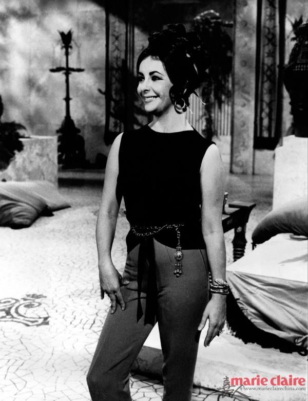 伊丽莎白·泰勒在电影“埃及艳后“拍摄场地拍下的一张照片中就是戴了Serpenti腕表（1962年）