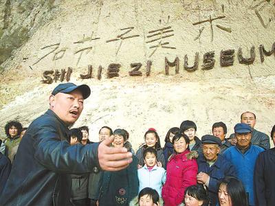 　　石节子美术馆开馆当天，靳勒向村民介绍美术馆概况。资料图