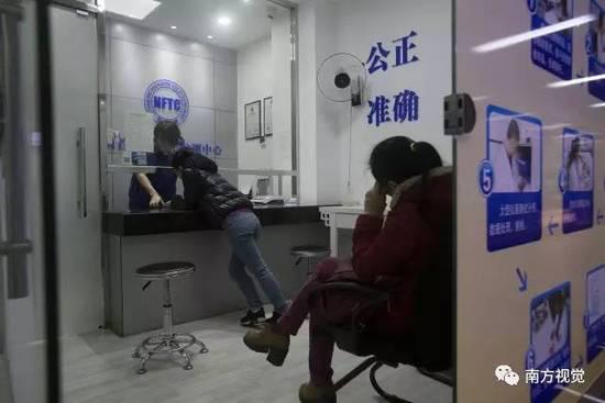 △销售商和批发商在水贝村的一处检测中心进行珠宝鉴定，等待领取证书。不同的珠宝鉴定价格不一，最低20元起步。