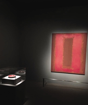 一个仅由两件红色作品构成的迷你展