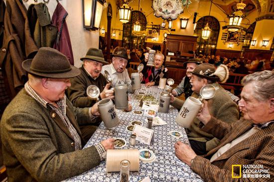 在德国慕尼黑的皇家啤酒屋，人们正举杯致敬过去的岁月。（摄影：WOLF HEIDER-SAWALL， LAIF/REDUX）