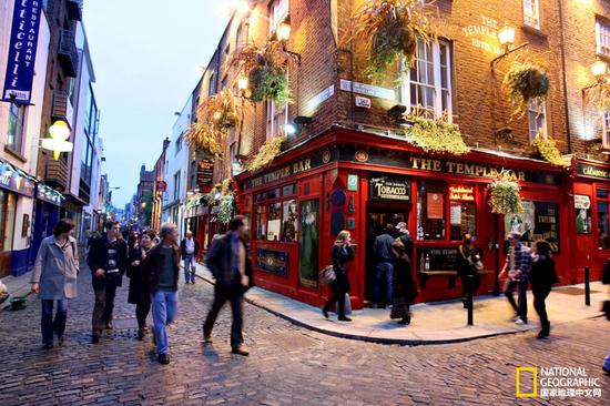 爱尔兰，圣殿酒吧（Temple Bar）外，人来人往。（摄影：CHRIS JACKSON， GETTY IMAGES）