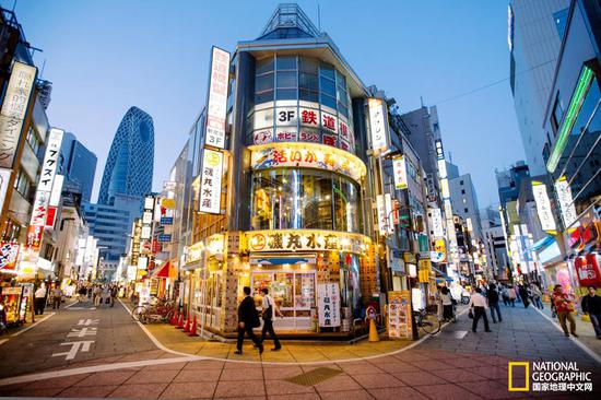 东京的新宿区选择众多，是狂欢者的最爱。（　摄影：ALEXANDER SPATARI， GETTY IMAGES）