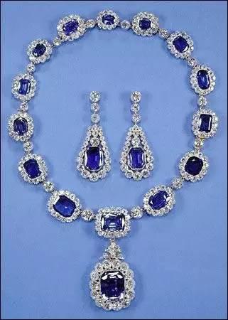 照片中，女王所佩戴的蓝宝石耳环与项链是他的父亲乔治六世送给她的结婚礼物，这套珠宝还包括一枚手镯和三枚戒指。