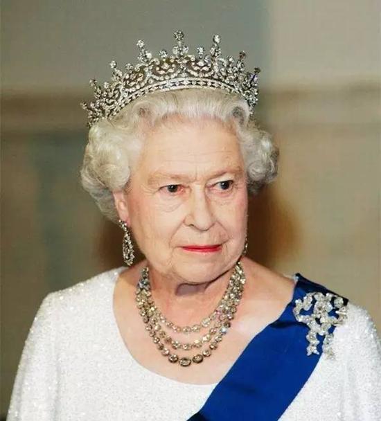 　　这条经典的三圈项链同样是女王爸爸送给女王的礼物，由105个明亮切割钻石打造，女王通常只有参加大型国家活动时才会佩戴。